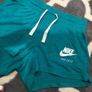 Nike shorts / SMALL